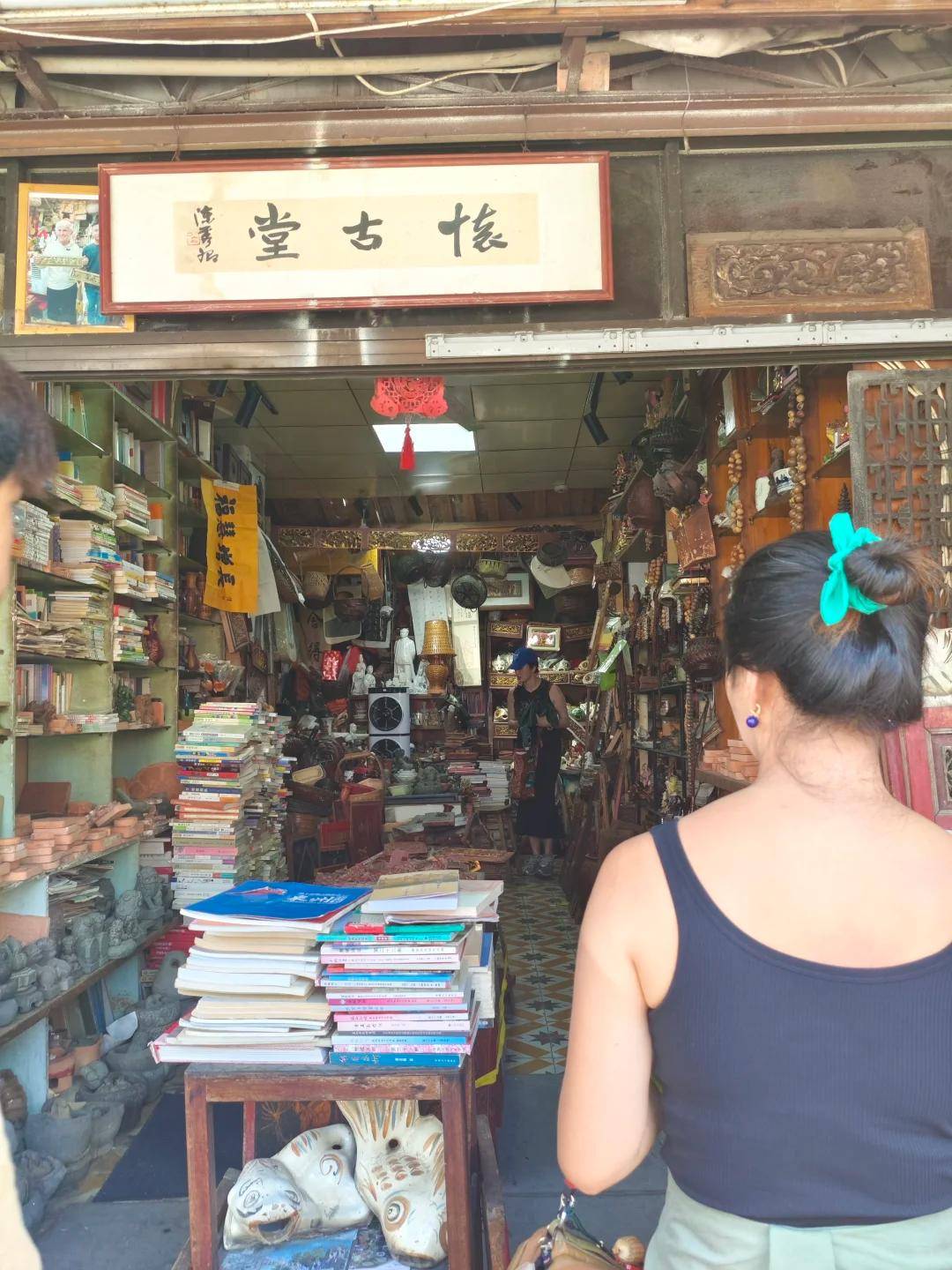 走路彪悍气场十足臀部下垂引热议瓦力娱乐棋牌姚晨回福建老家逛街(图4)