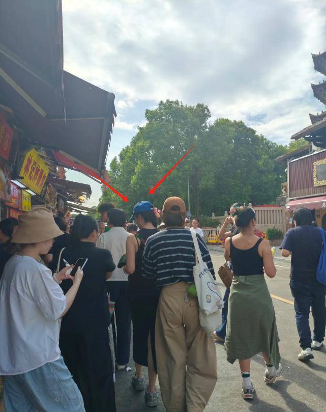 走路彪悍气场十足臀部下垂引热议瓦力娱乐棋牌姚晨回福建老家逛街(图6)