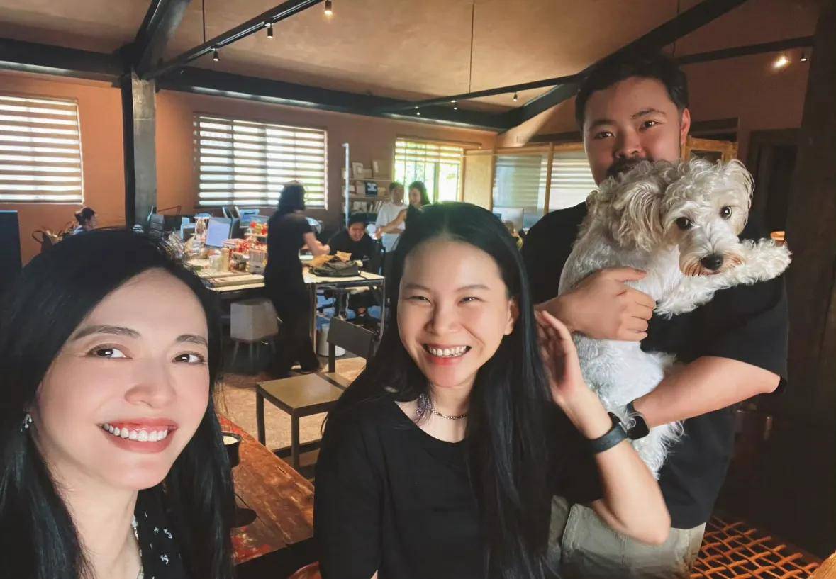 走路彪悍气场十足臀部下垂引热议瓦力娱乐棋牌姚晨回福建老家逛街(图8)