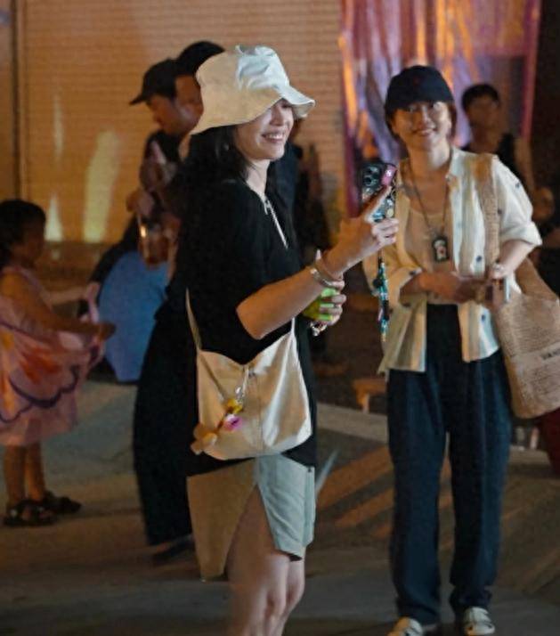 走路彪悍气场十足臀部下垂引热议瓦力娱乐棋牌姚晨回福建老家逛街(图12)