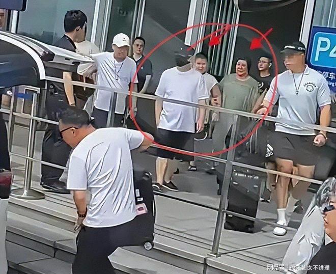 耳环留小辫依赖妈妈和郭麒麟差距太大瓦力娱乐棋牌郭汾阳出席郭德纲演出戴(图4)