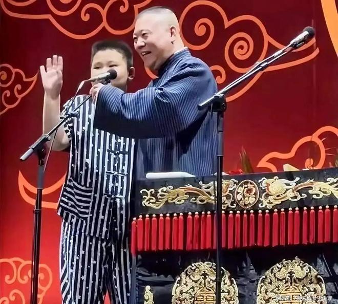 耳环留小辫依赖妈妈和郭麒麟差距太大瓦力娱乐棋牌郭汾阳出席郭德纲演出戴(图6)