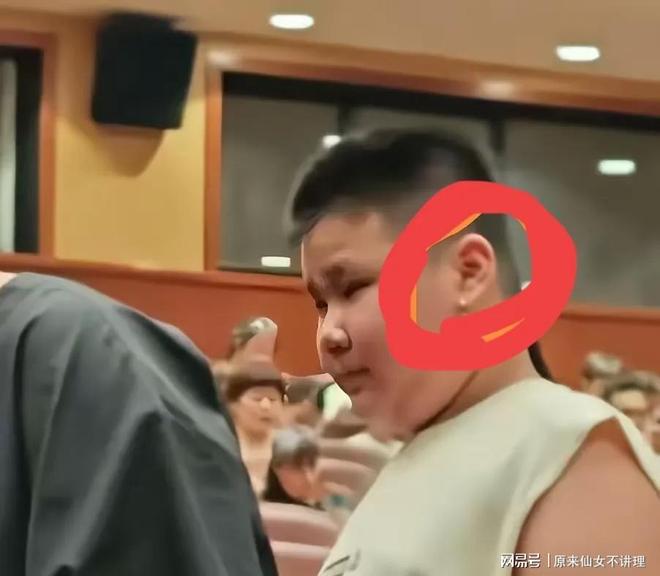 耳环留小辫依赖妈妈和郭麒麟差距太大瓦力娱乐棋牌郭汾阳出席郭德纲演出戴(图5)
