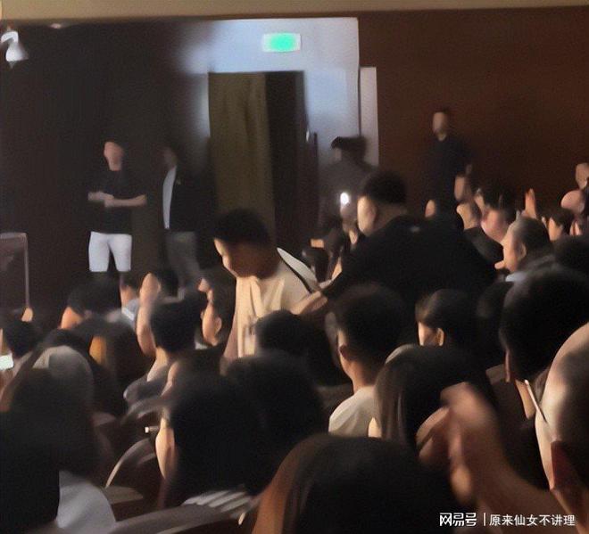 耳环留小辫依赖妈妈和郭麒麟差距太大瓦力娱乐棋牌郭汾阳出席郭德纲演出戴(图12)
