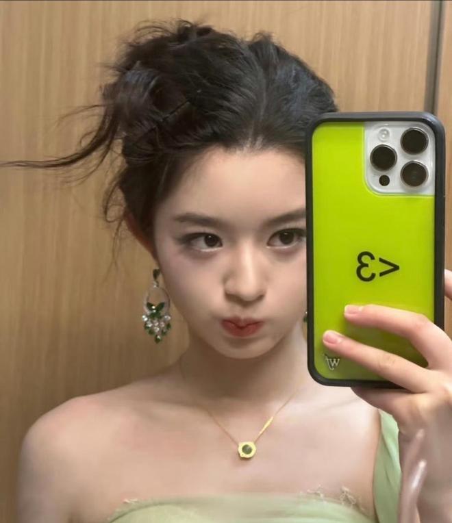 奶奶意外登上热搜一家人身份疑都不简单瓦力游戏app黄杨钿甜风波持续发酵！(图3)