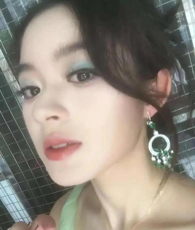 奶奶意外登上热搜一家人身份疑都不简单瓦力游戏app黄杨钿甜风波持续发酵！(图2)