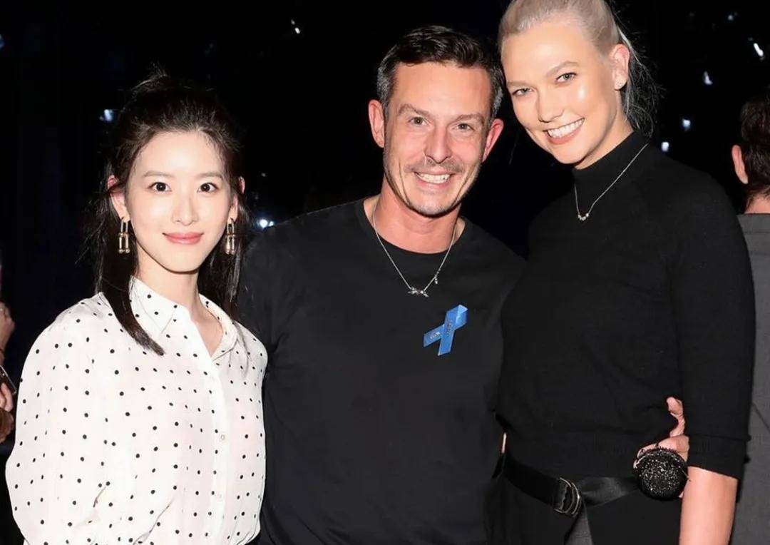 也爱穿“中产三宝”！“该省省该花花”瓦力游戏章泽天看展戴80万香奈儿耳环(图1)