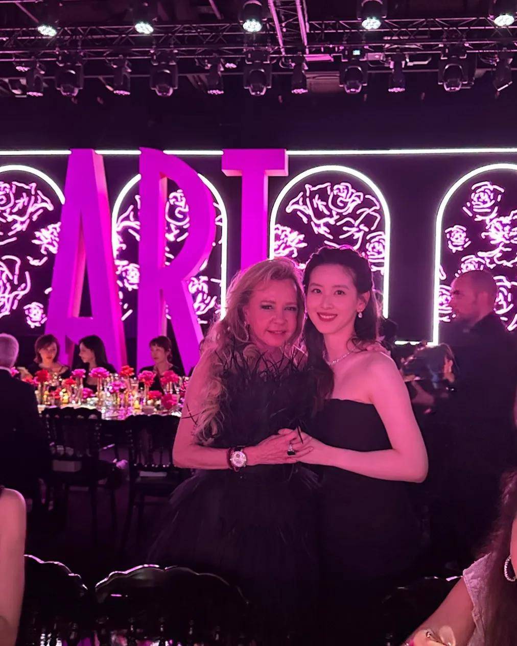 也爱穿“中产三宝”！“该省省该花花”瓦力游戏章泽天看展戴80万香奈儿耳环(图3)