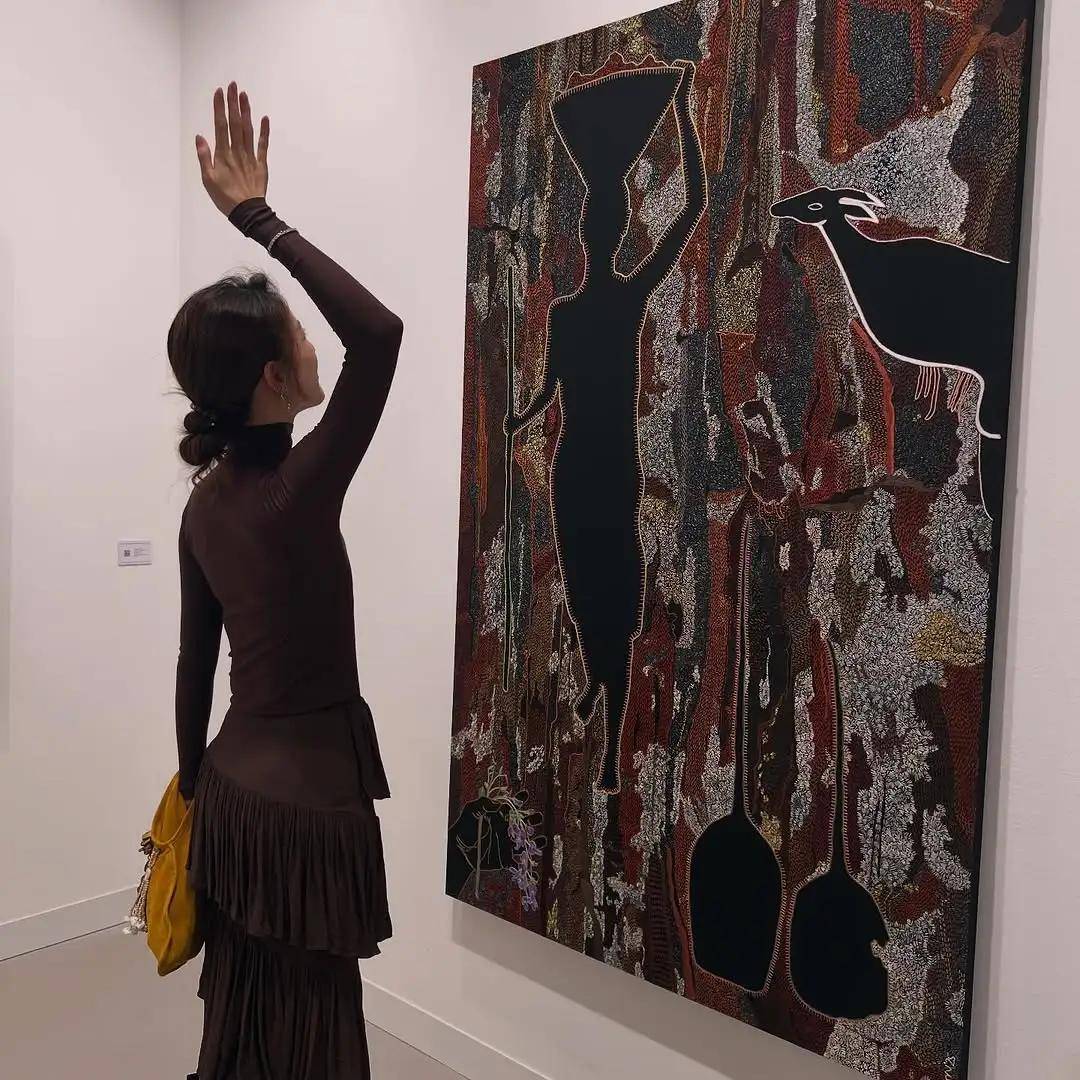 也爱穿“中产三宝”！“该省省该花花”瓦力游戏章泽天看展戴80万香奈儿耳环(图2)