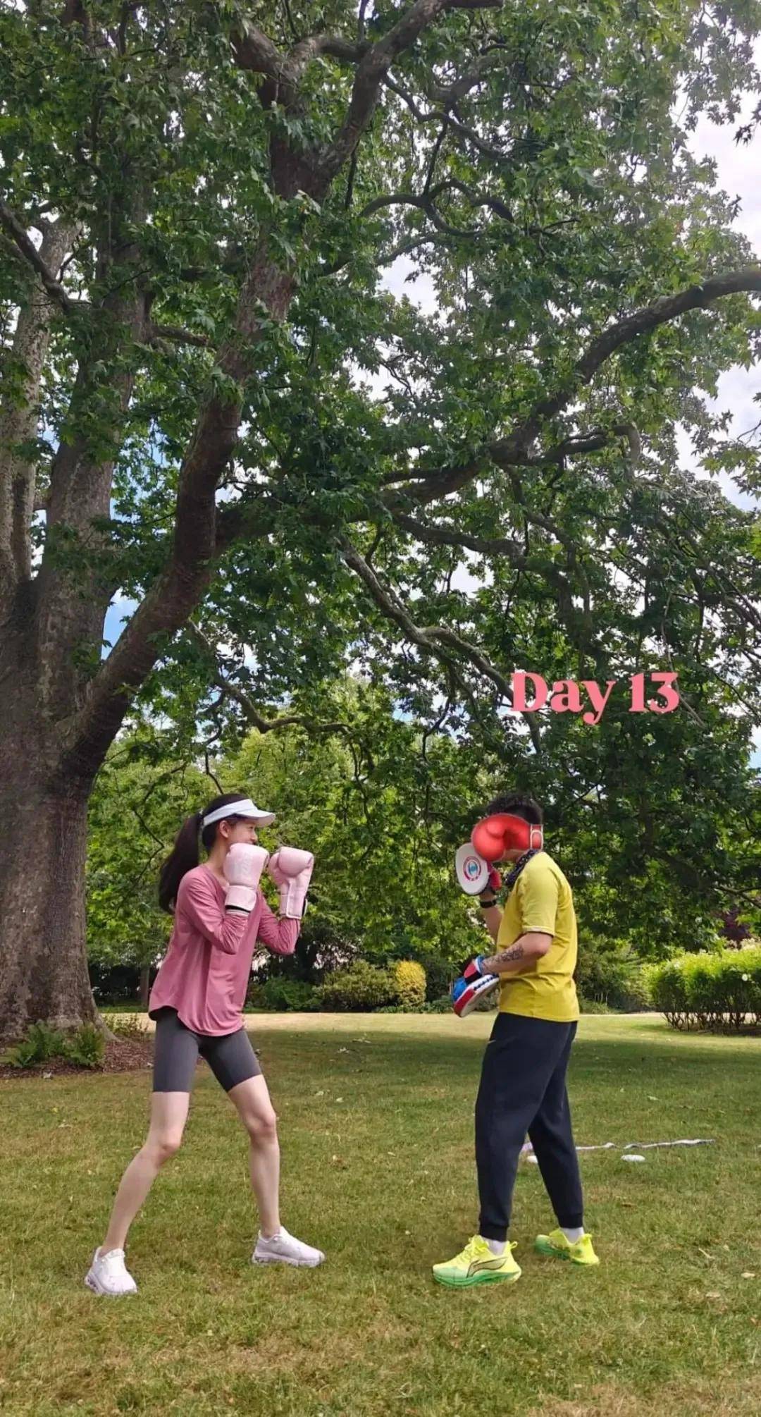 也爱穿“中产三宝”！“该省省该花花”瓦力游戏章泽天看展戴80万香奈儿耳环(图4)