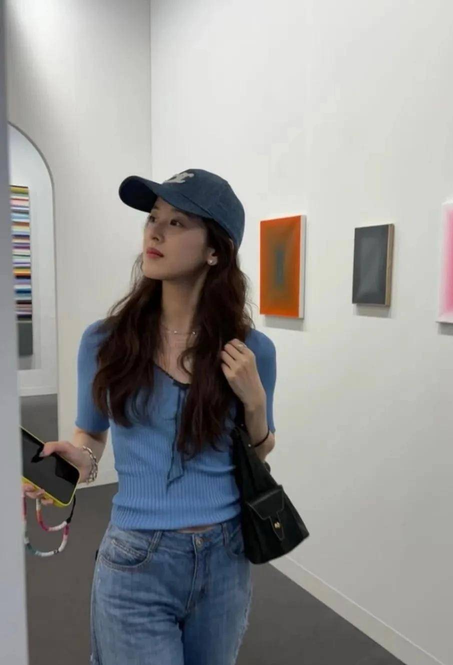 也爱穿“中产三宝”！“该省省该花花”瓦力游戏章泽天看展戴80万香奈儿耳环(图6)