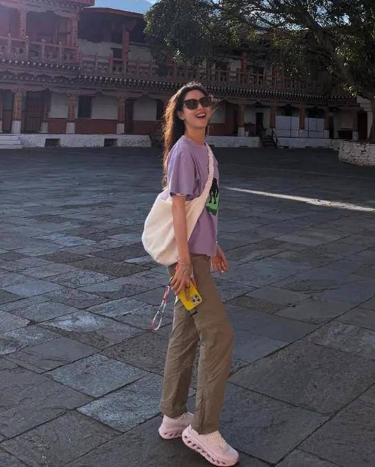 也爱穿“中产三宝”！“该省省该花花”瓦力游戏章泽天看展戴80万香奈儿耳环(图7)