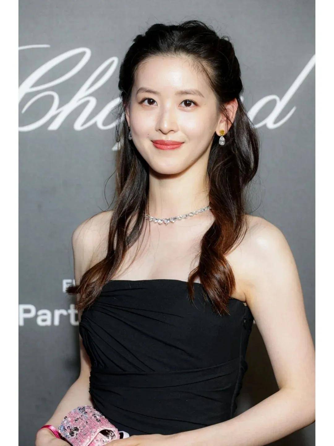 也爱穿“中产三宝”！“该省省该花花”瓦力游戏章泽天看展戴80万香奈儿耳环(图8)