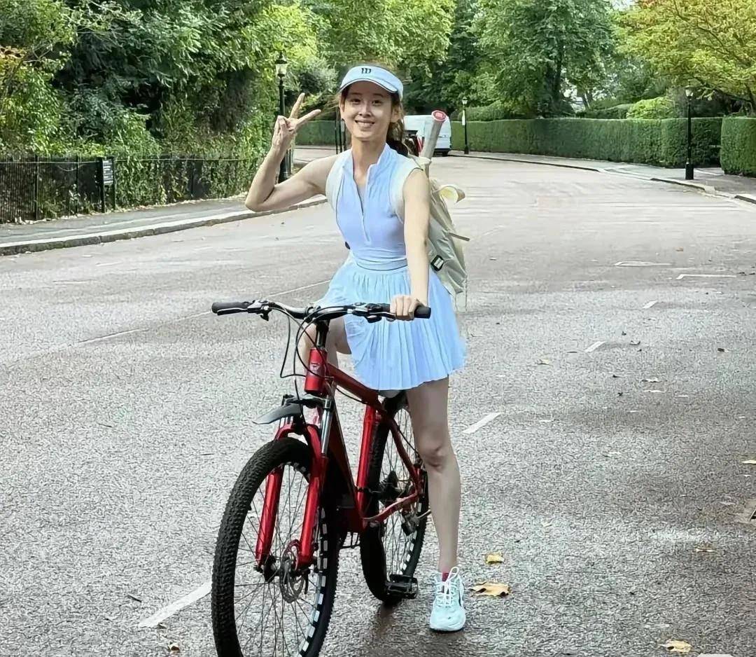 也爱穿“中产三宝”！“该省省该花花”瓦力游戏章泽天看展戴80万香奈儿耳环(图14)