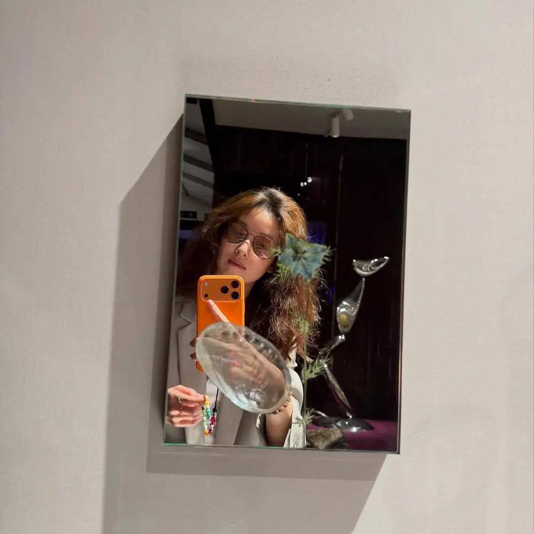 也爱穿“中产三宝”！“该省省该花花”瓦力游戏章泽天看展戴80万香奈儿耳环(图9)