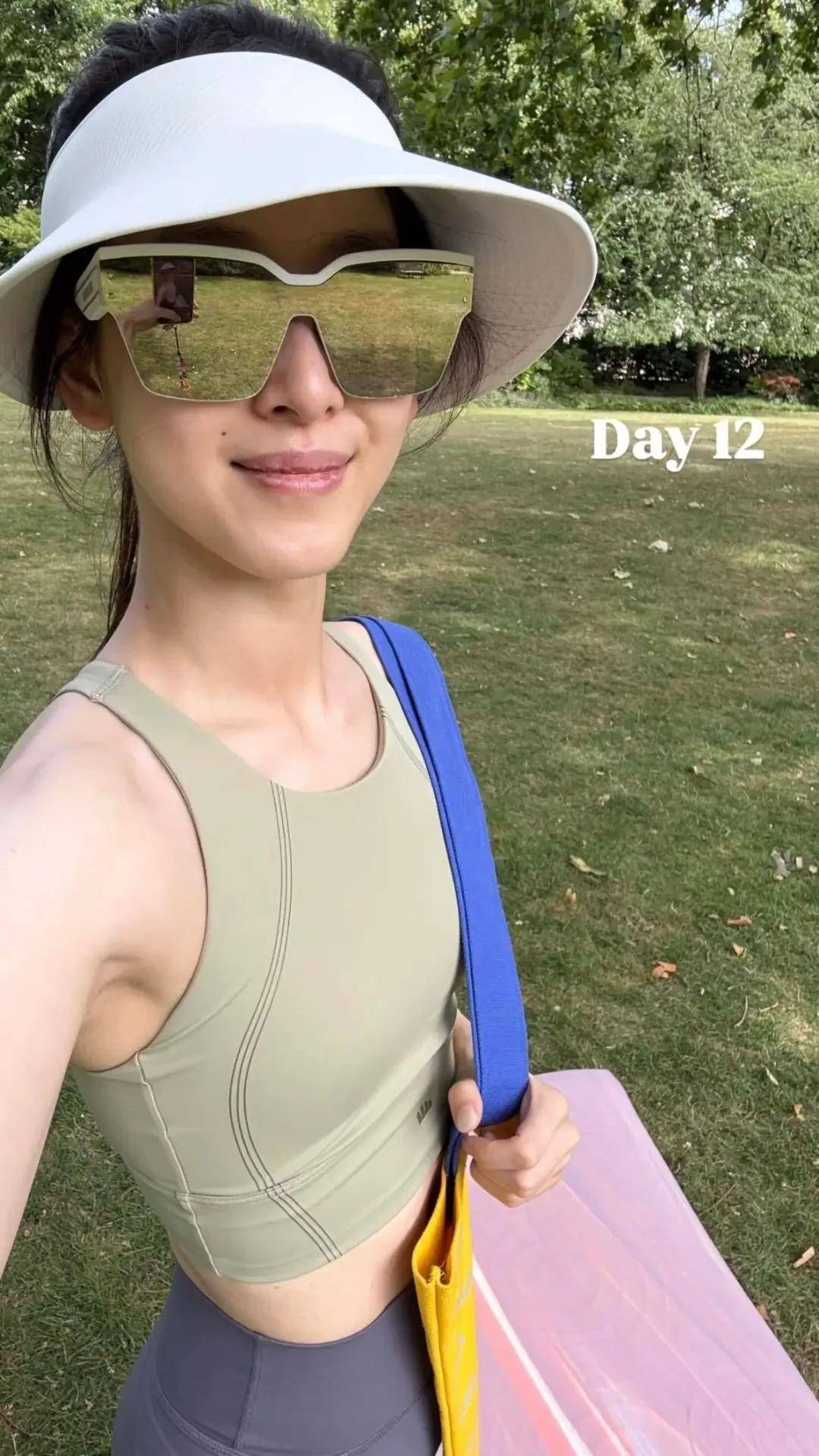 也爱穿“中产三宝”！“该省省该花花”瓦力游戏章泽天看展戴80万香奈儿耳环(图12)