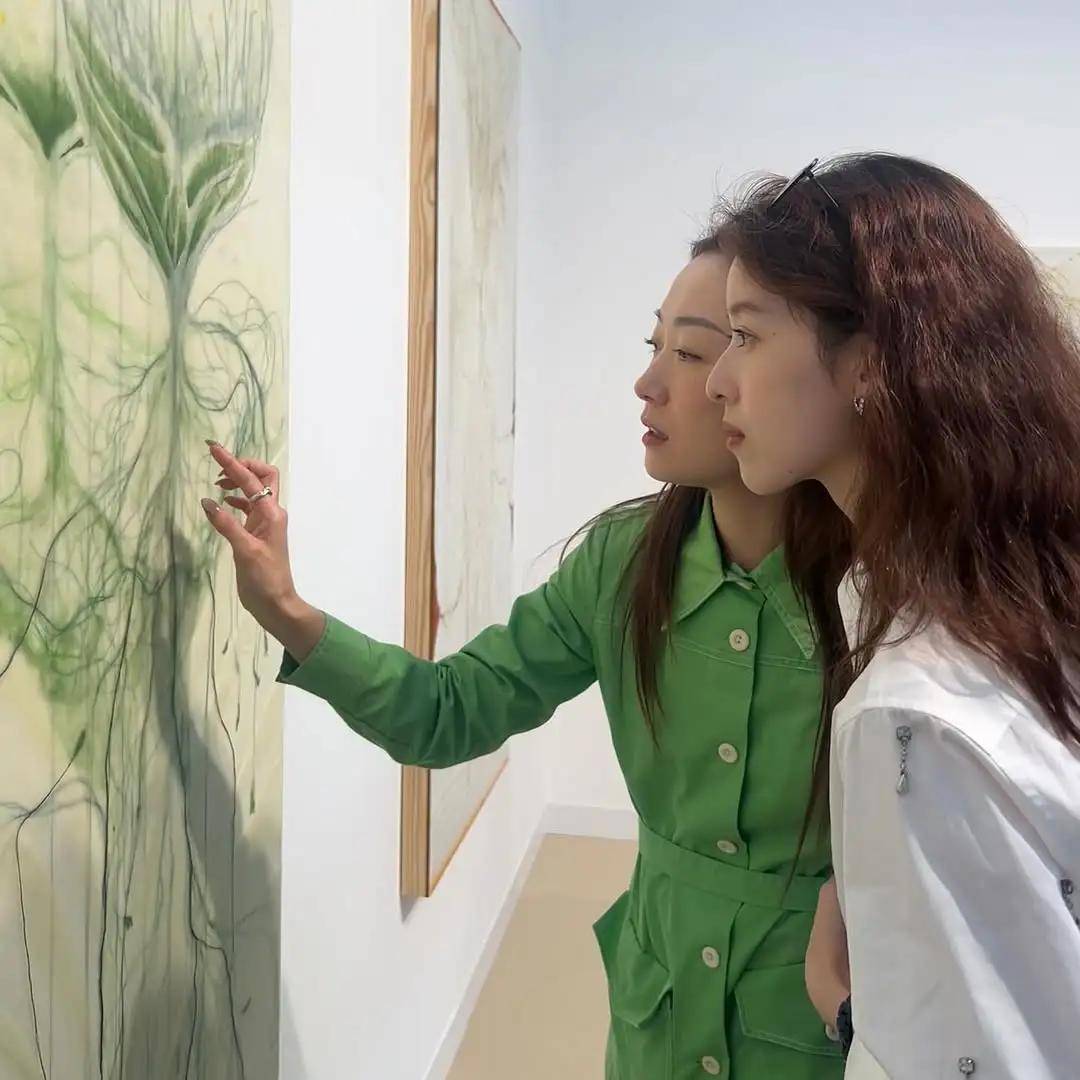 也爱穿“中产三宝”！“该省省该花花”瓦力游戏章泽天看展戴80万香奈儿耳环(图13)