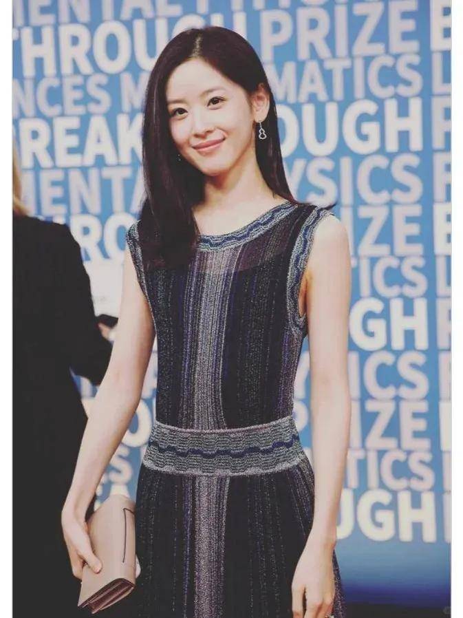 也爱穿“中产三宝”！“该省省该花花”瓦力游戏章泽天看展戴80万香奈儿耳环(图18)