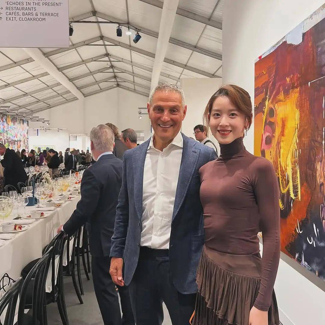 也爱穿“中产三宝”！“该省省该花花”瓦力游戏章泽天看展戴80万香奈儿耳环(图16)