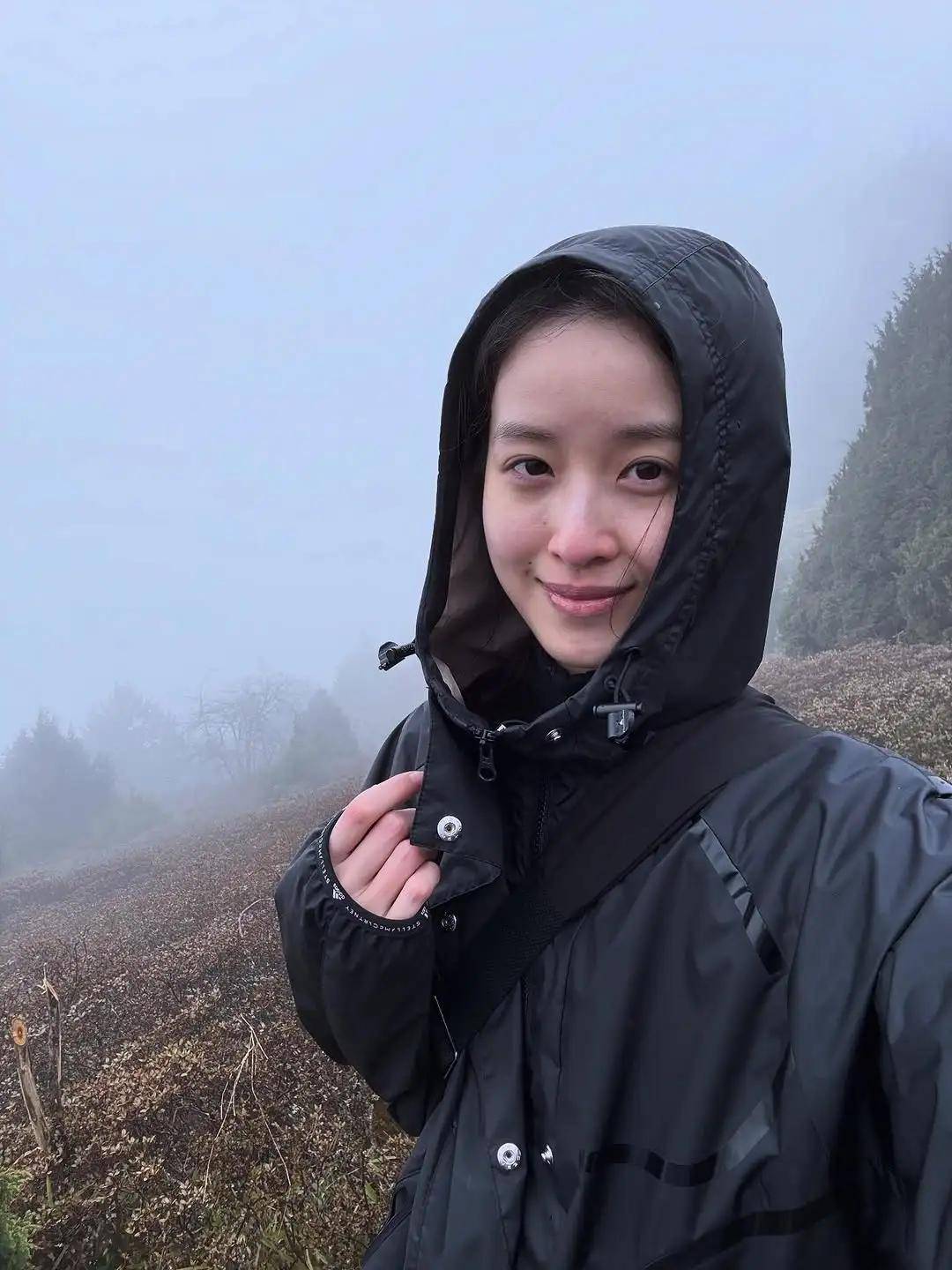 也爱穿“中产三宝”！“该省省该花花”瓦力游戏章泽天看展戴80万香奈儿耳环(图17)