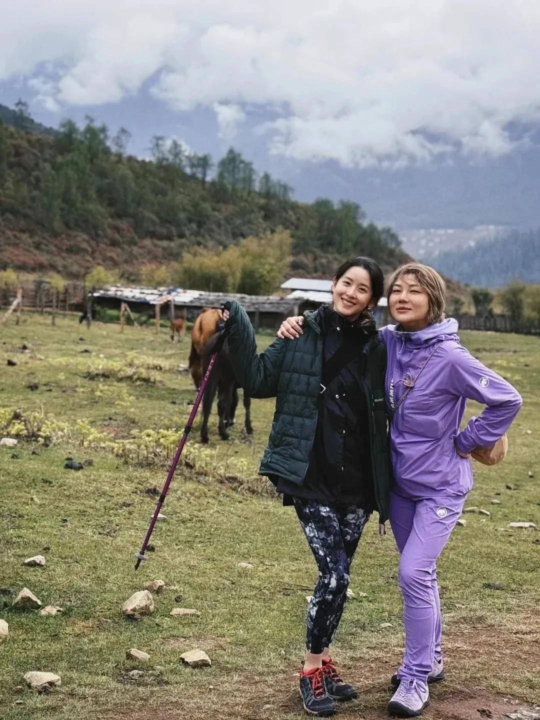 也爱穿“中产三宝”！“该省省该花花”瓦力游戏章泽天看展戴80万香奈儿耳环(图19)