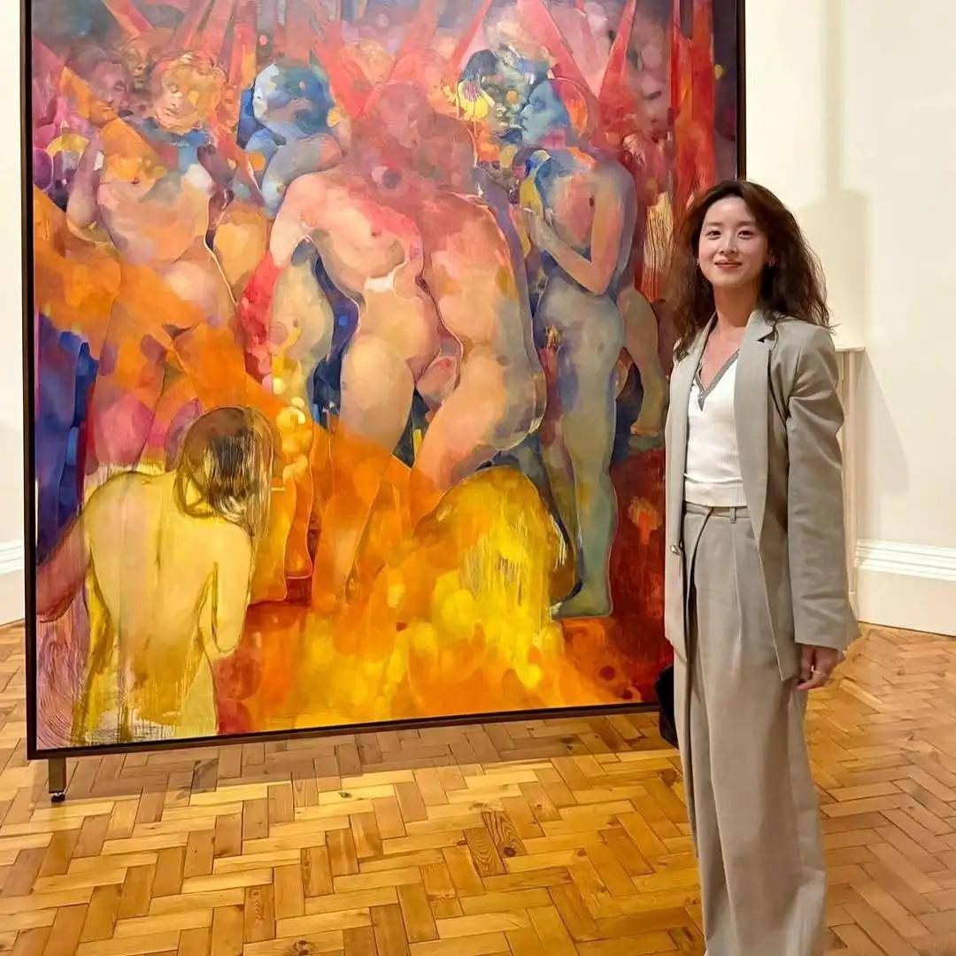 也爱穿“中产三宝”！“该省省该花花”瓦力游戏章泽天看展戴80万香奈儿耳环(图20)