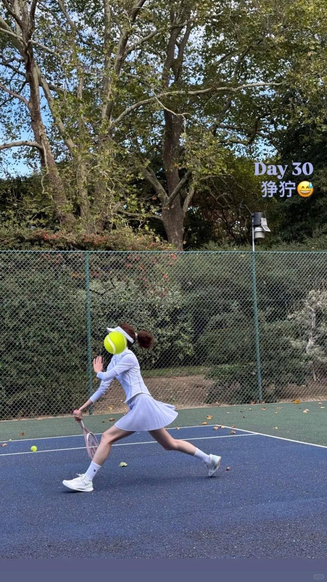 也爱穿“中产三宝”！“该省省该花花”瓦力游戏章泽天看展戴80万香奈儿耳环(图21)