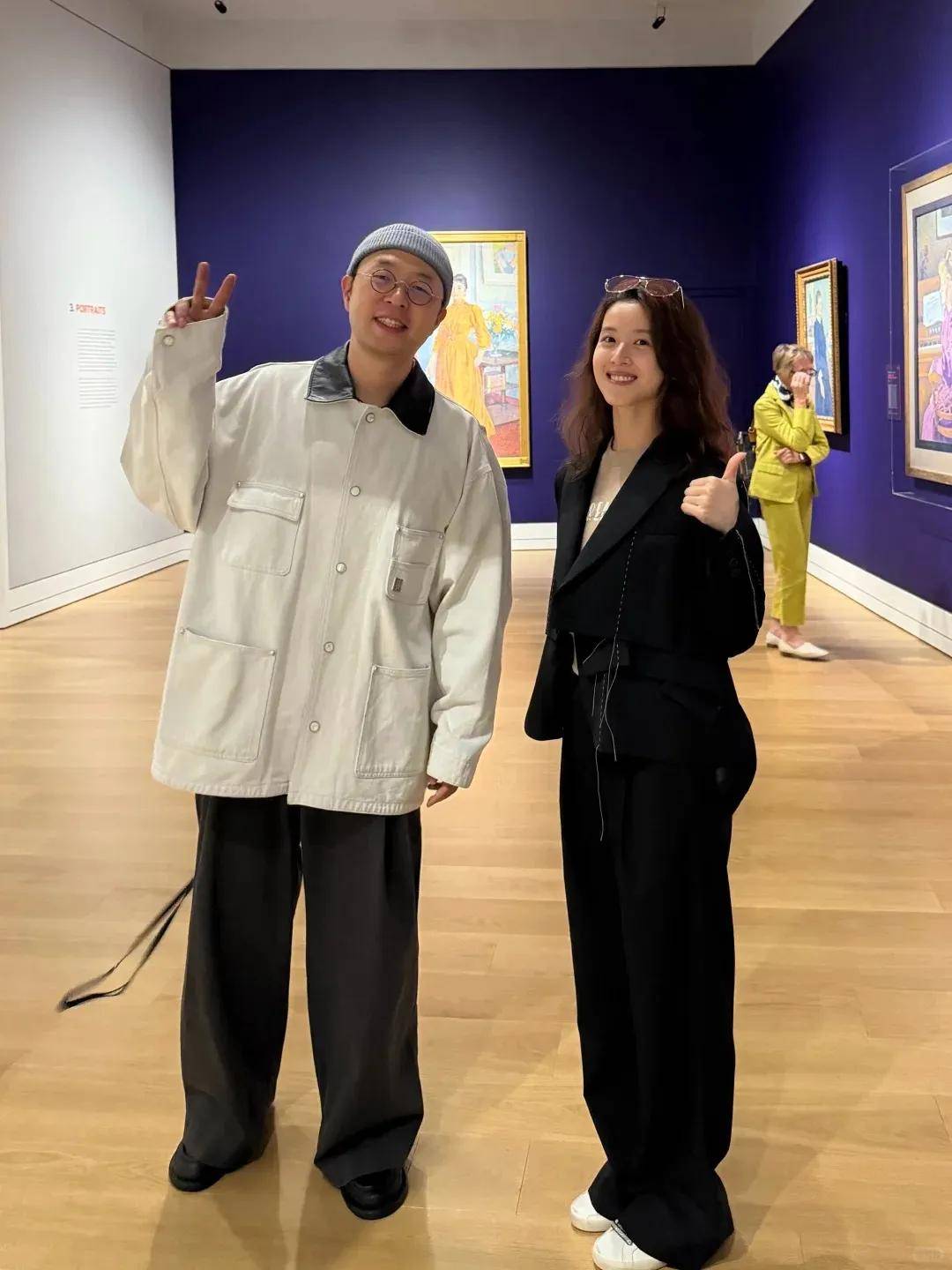 也爱穿“中产三宝”！“该省省该花花”瓦力游戏章泽天看展戴80万香奈儿耳环(图24)