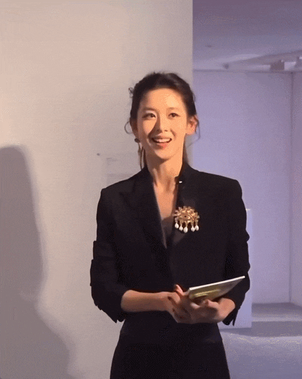 也爱穿“中产三宝”！“该省省该花花”瓦力游戏章泽天看展戴80万香奈儿耳环(图26)