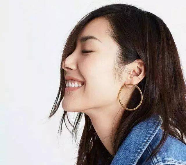 耳钉、耳线？戴对了漂亮不伤耳戴错了瓦力棋牌游戏你的耳朵适合戴耳环还是(图9)