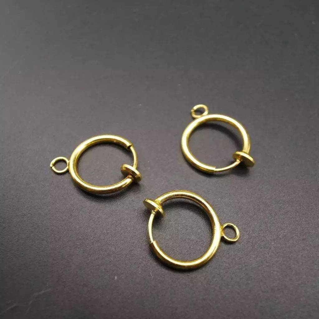 耳钉、耳线？戴对了漂亮不伤耳戴错了瓦力棋牌游戏你的耳朵适合戴耳环还是(图3)