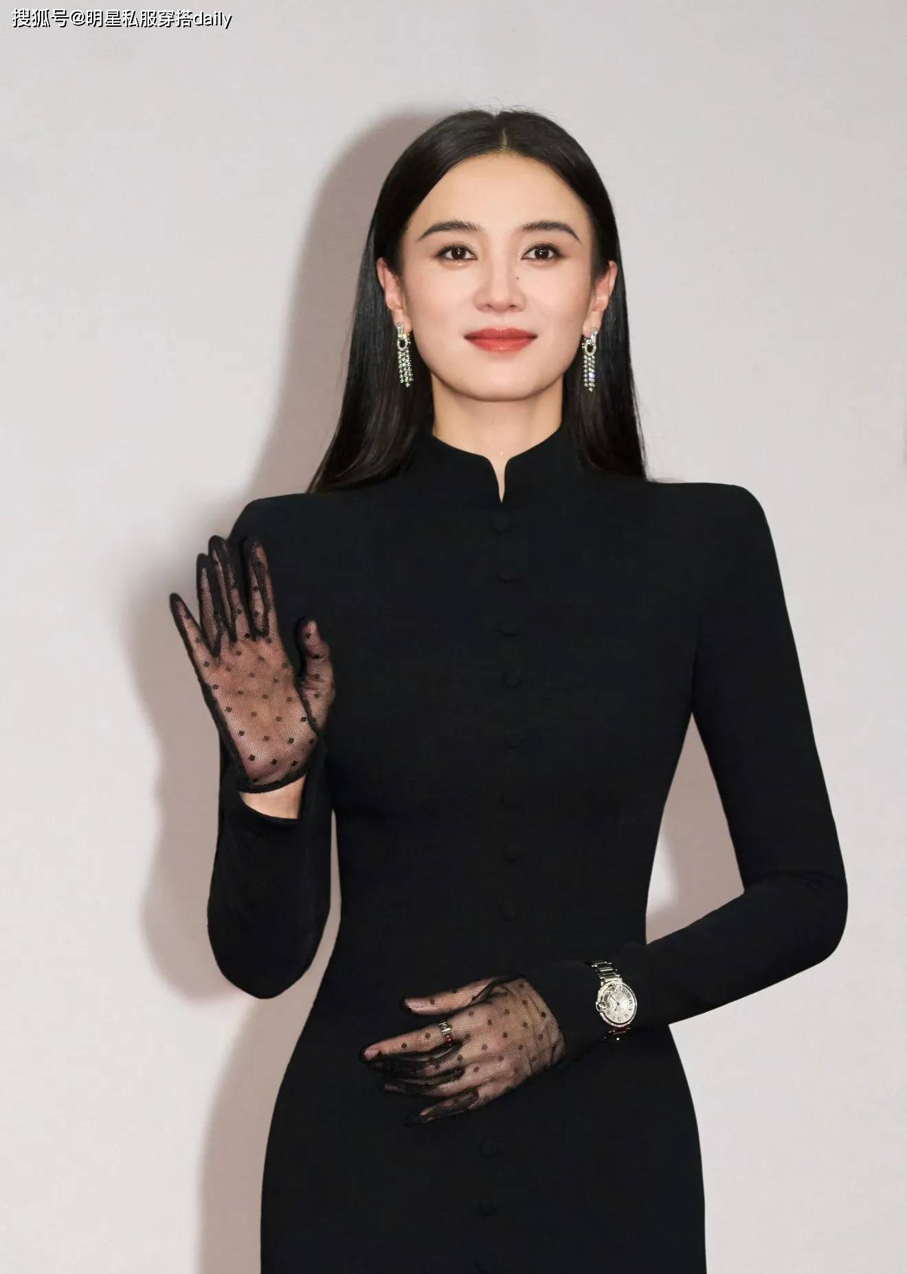 色好权威！黑色皮衣搭皮半身裙又美又飒瓦力