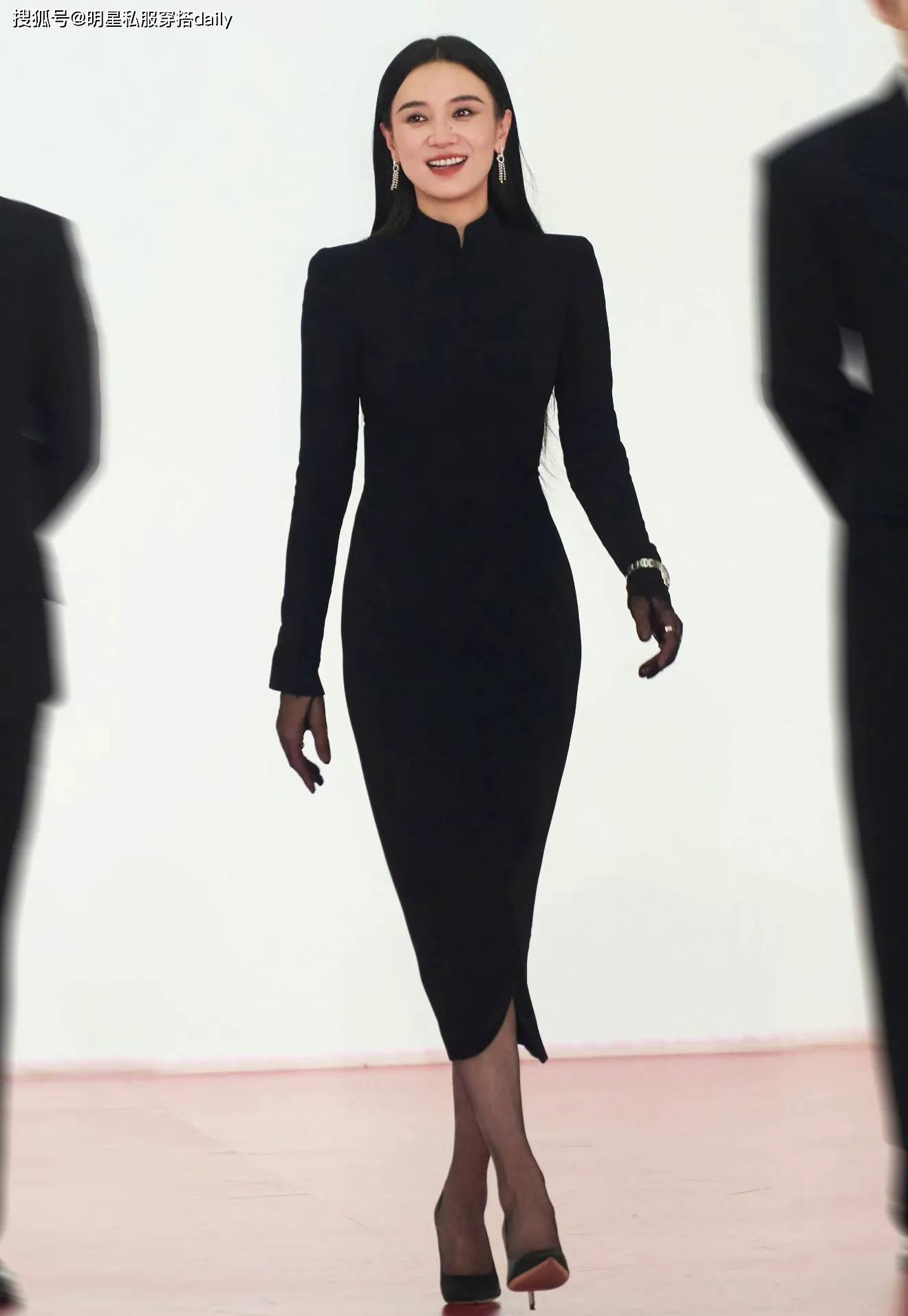 色好权威！黑色皮衣搭皮半身裙又美又飒瓦力游戏试玩“大骨架”美女宋佳穿黑(图3)