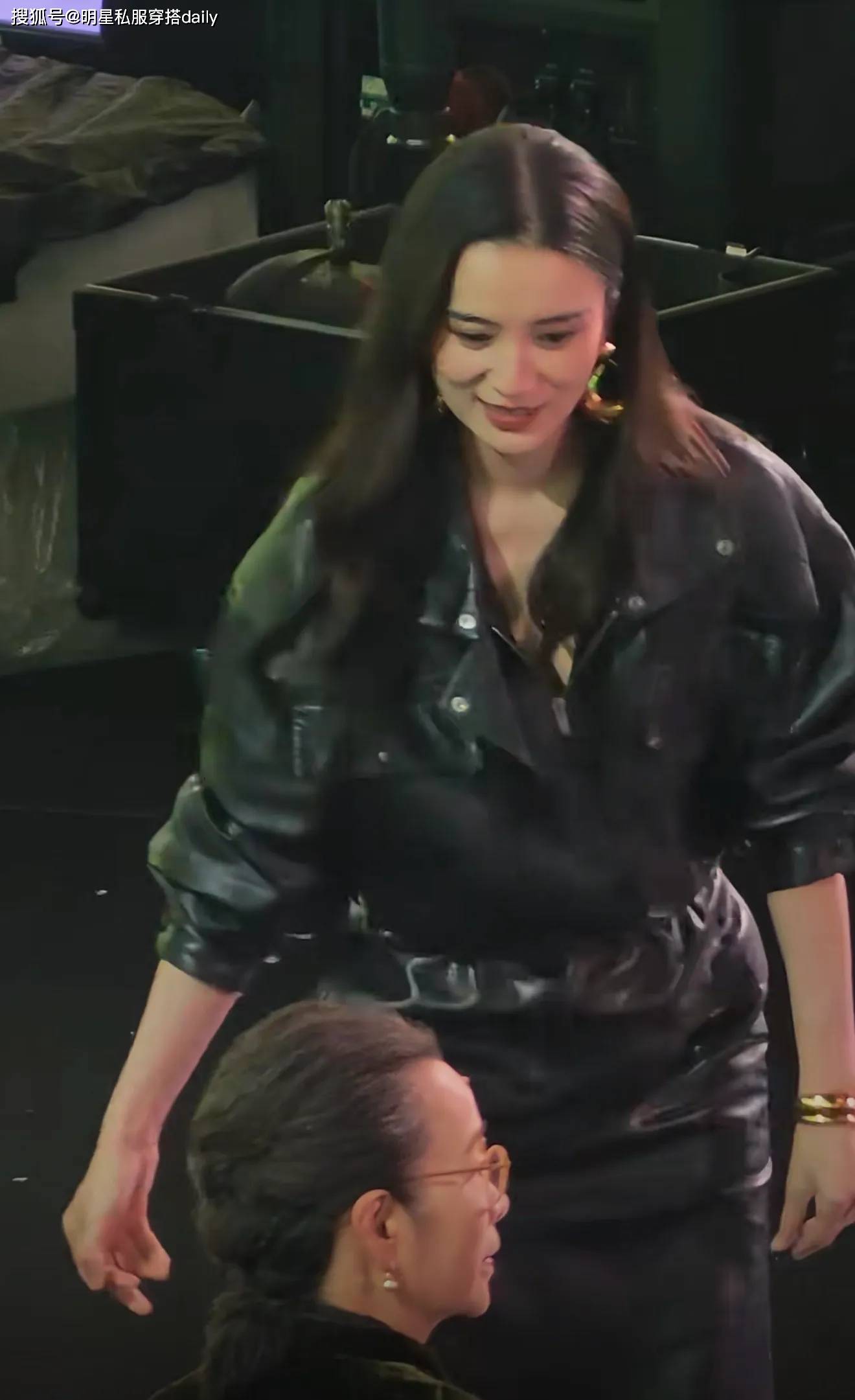 色好权威！黑色皮衣搭皮半身裙又美又飒瓦力游戏试玩“大骨架”美女宋佳穿黑(图5)