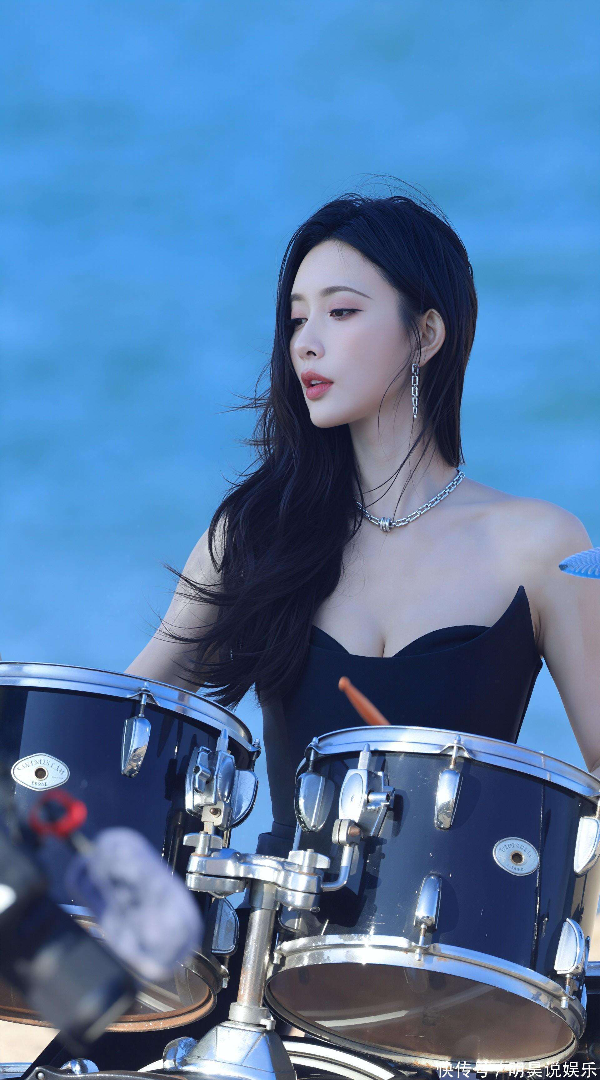 了吗？海边打鼓氛围感拉满！黑裙惊艳瓦力游