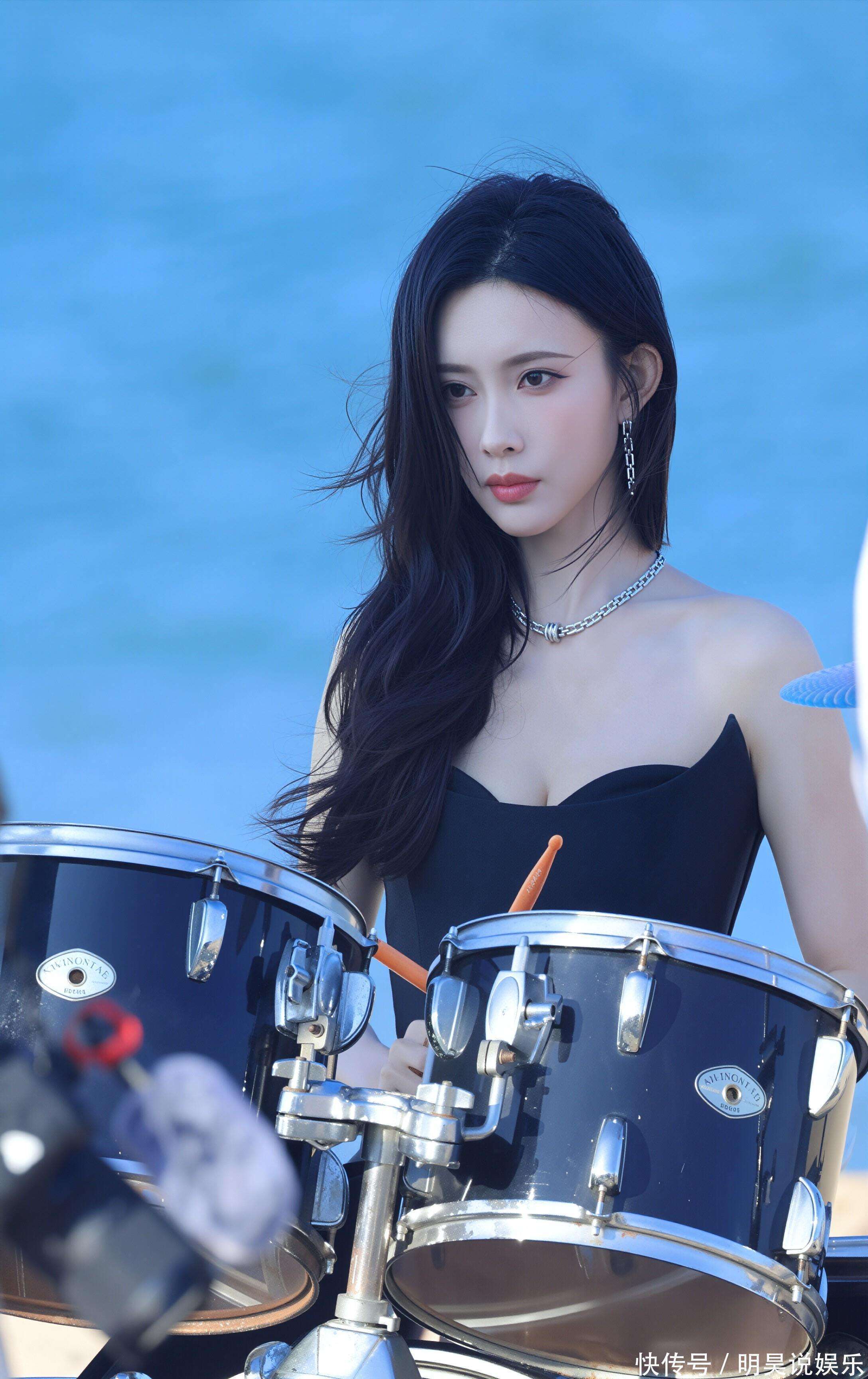 了吗？海边打鼓氛围感拉满！黑裙惊艳瓦力游戏孟子义难道要跨界玩音乐唱歌(图2)