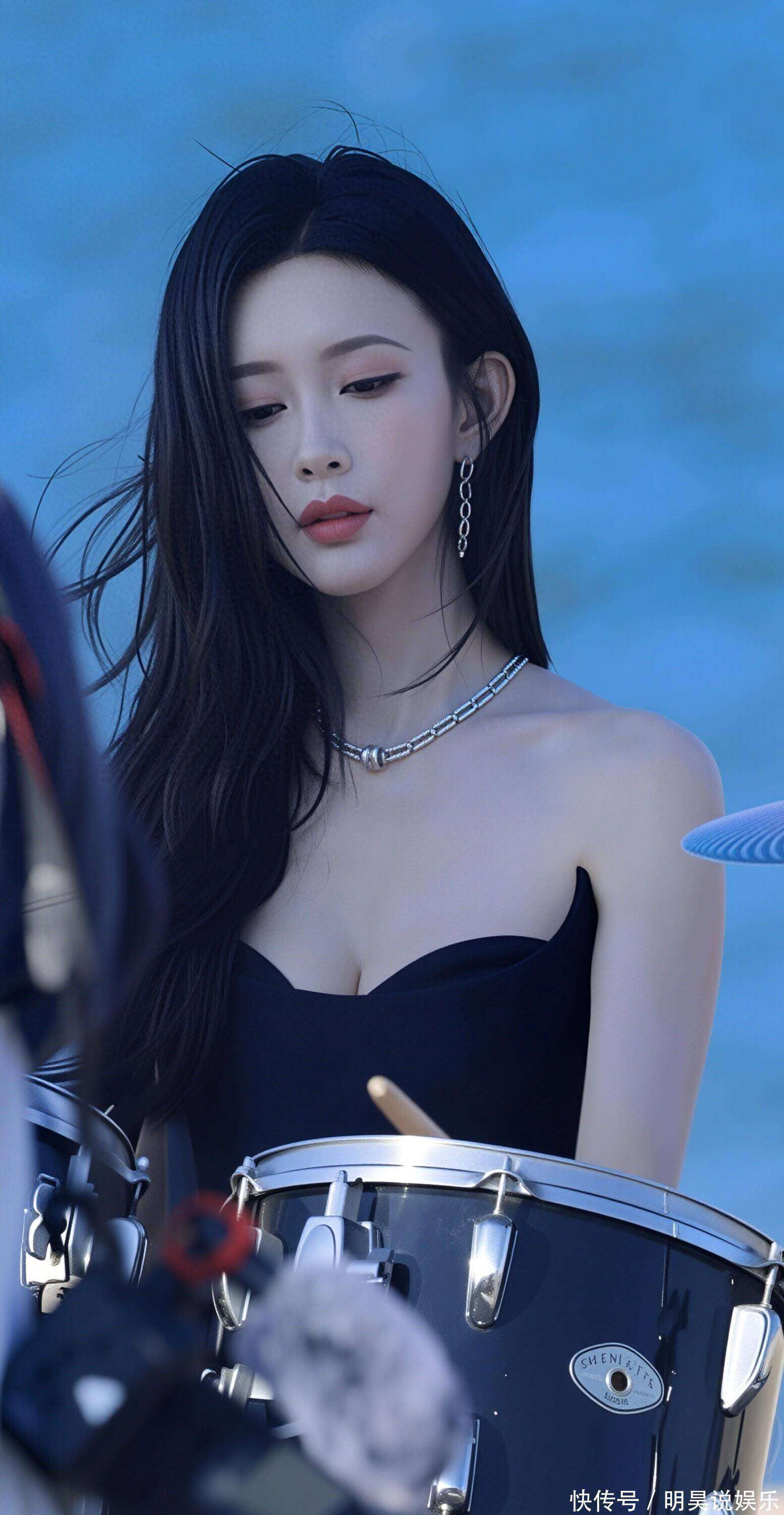 了吗？海边打鼓氛围感拉满！黑裙惊艳瓦力游戏孟子义难道要跨界玩音乐唱歌(图3)