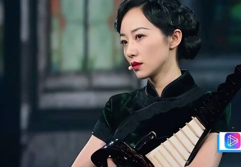 吊梢眼面相变凶和大佬聚餐人脉广不差钱瓦力棋牌游戏42岁韩雪大变样！薄嘴唇(图1)