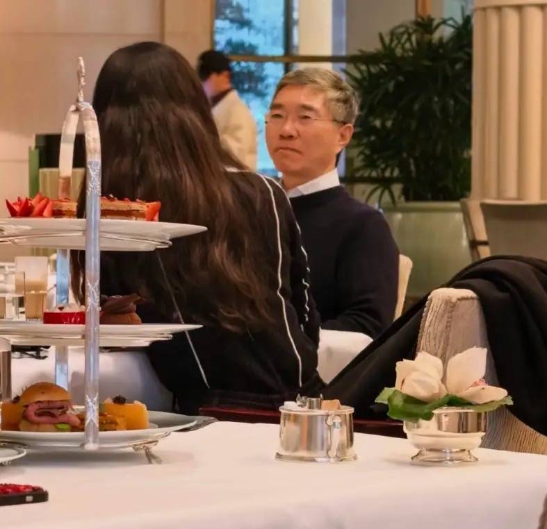 吊梢眼面相变凶和大佬聚餐人脉广不差钱瓦力棋牌游戏42岁韩雪大变样！薄嘴唇(图5)